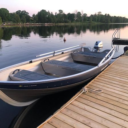Vaelutrustad Stuga Med Vacker Sjoeutsikt Urshult Exterior photo
