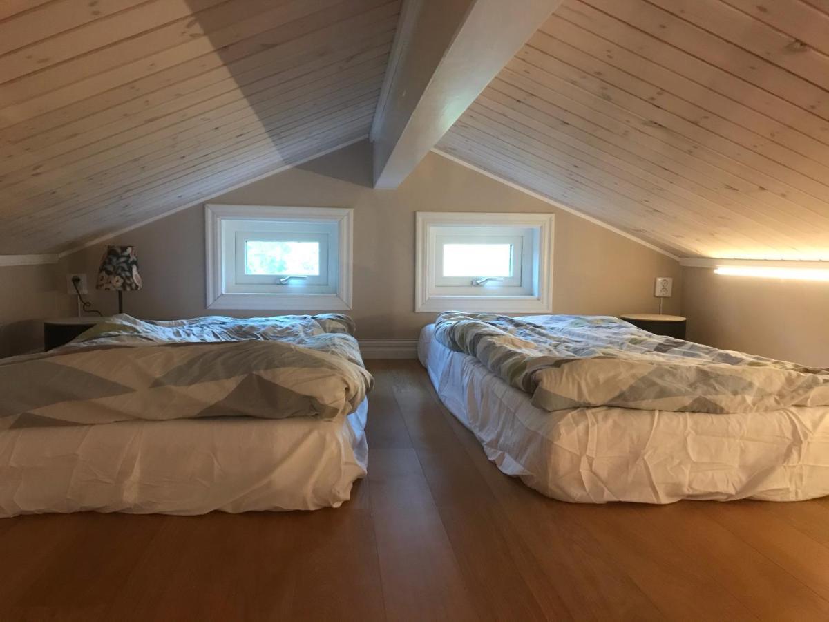 Vaelutrustad Stuga Med Vacker Sjoeutsikt Urshult Exterior photo