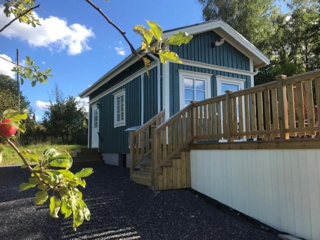 Vaelutrustad Stuga Med Vacker Sjoeutsikt Urshult Exterior photo