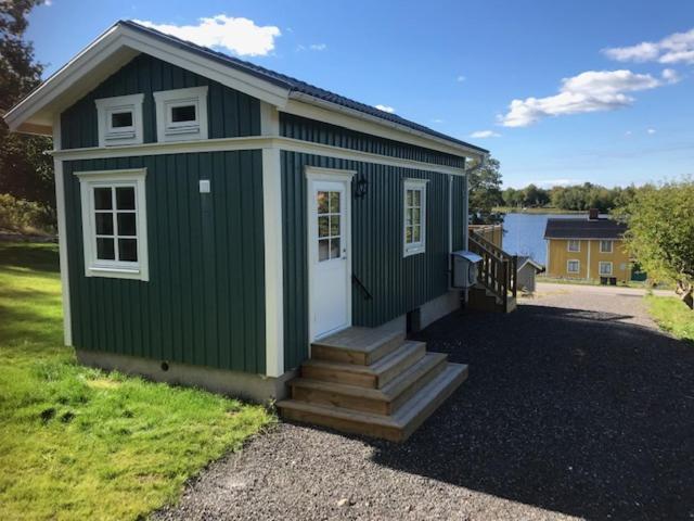 Vaelutrustad Stuga Med Vacker Sjoeutsikt Urshult Exterior photo